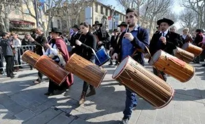 May – Aix-en-Provence – an ancestral tradition: the Festival of the tabor